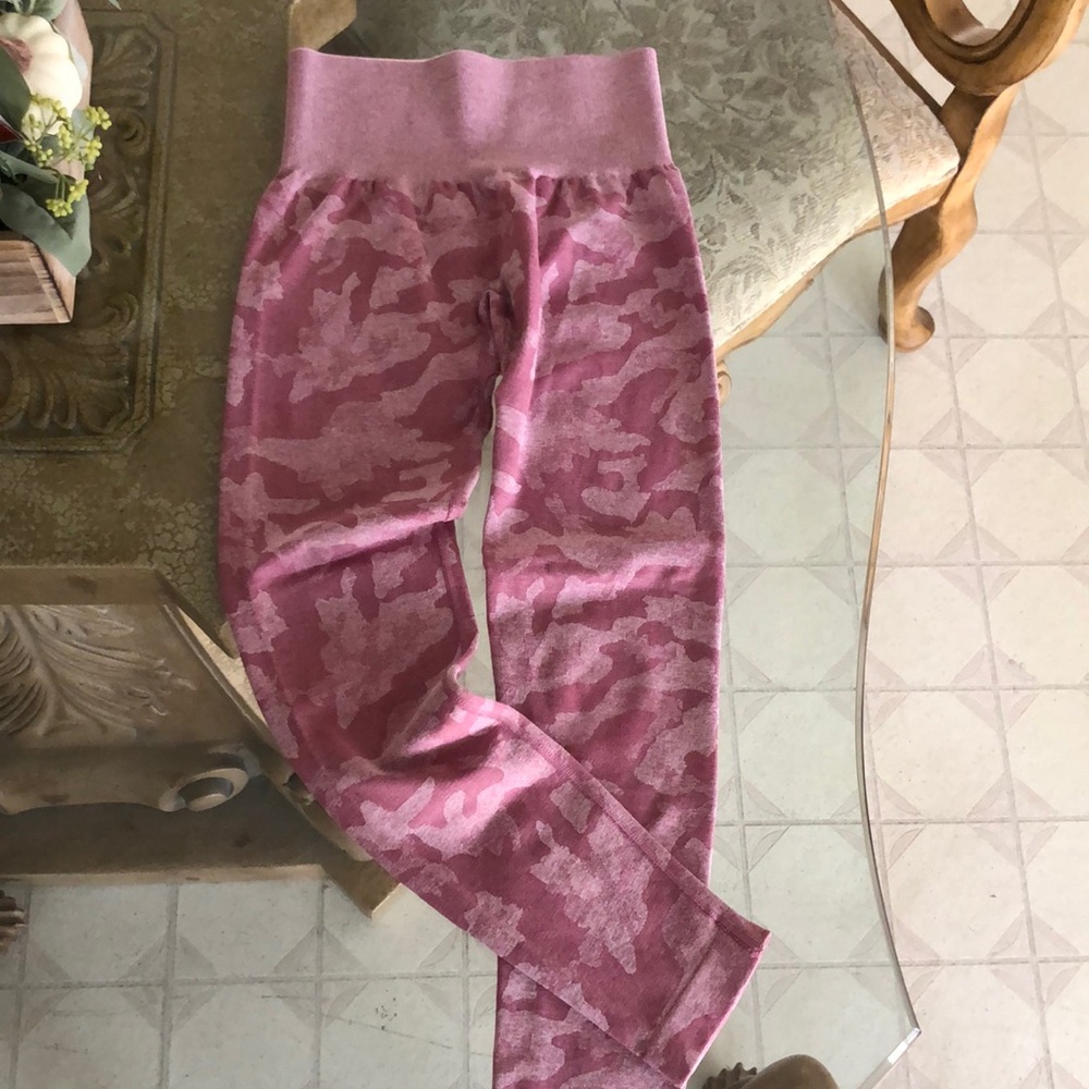 Pastel Pink Camo Seamless Leggings